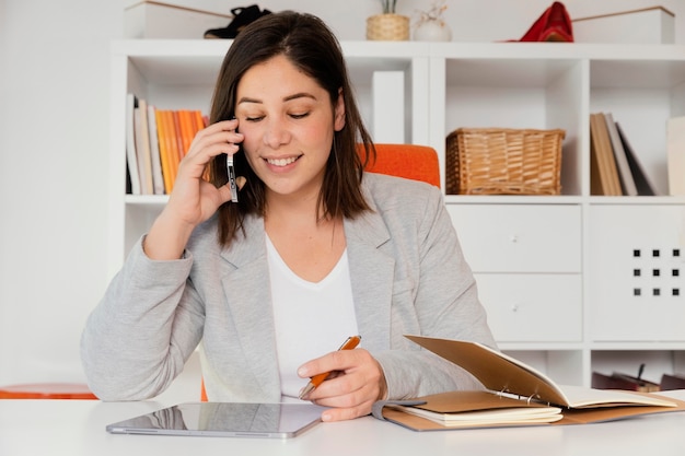 Persönlicher Käufer im Büro, der auf Handy spricht