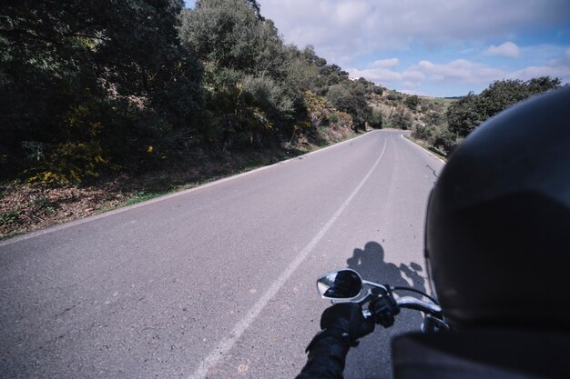 Person auf dem Motorrad in der Landschaft