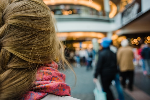 Kostenloses Foto person auf hintergrund der straße