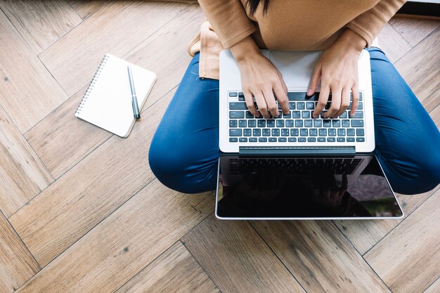 Person auf Laptop eingeben