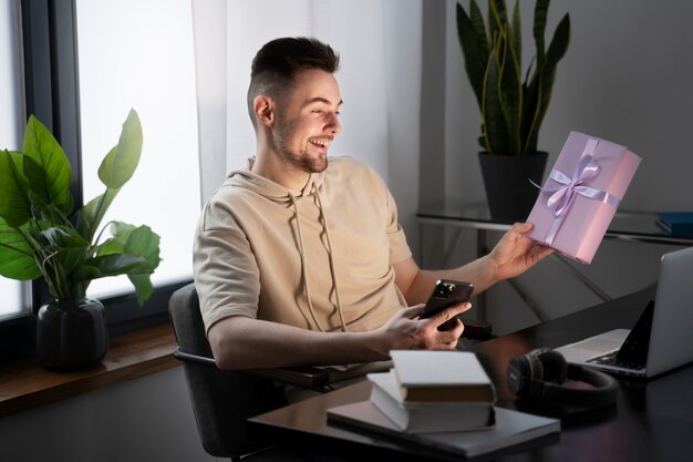 Person bei einem virtuellen Date