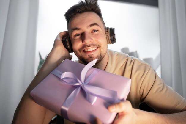 Person bei einem virtuellen Date