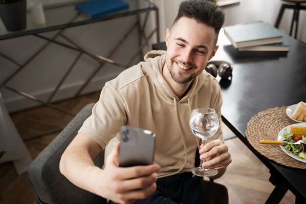 Person bei einem virtuellen Date