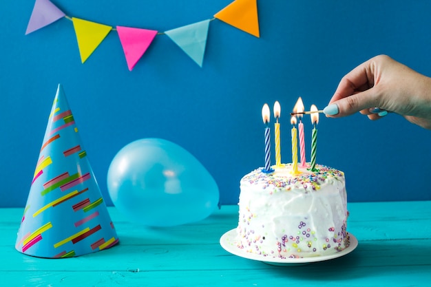 Person beleuchtet hausgemachten Kuchen