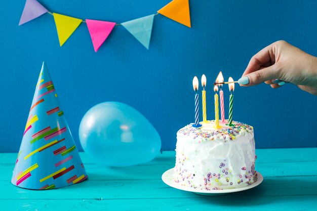 Person beleuchtet hausgemachten Kuchen