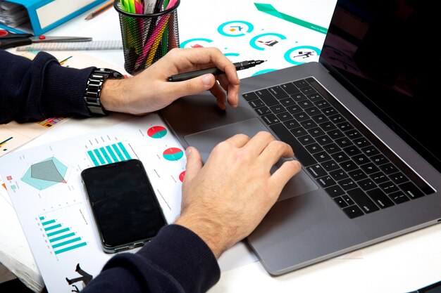 Person benutzt Laptop im Büro