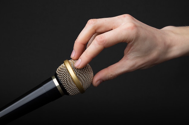 Person berührt Mikrofon für asmr