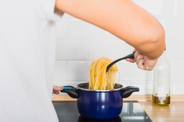 Person Bowling Spaghetti auf Pfanne