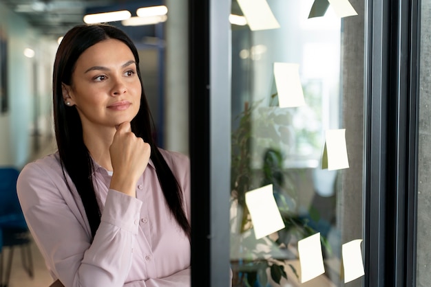 Person, die als Teil des Firmenteams arbeitet