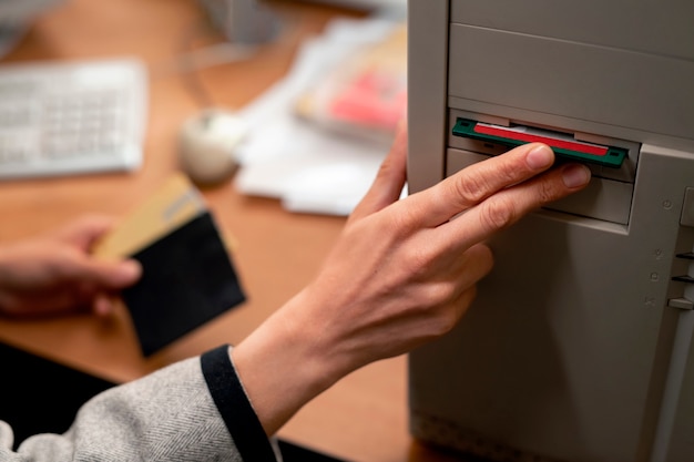 Kostenloses Foto person, die an einem schreibtisch im büro im stil der 90er jahre arbeitet