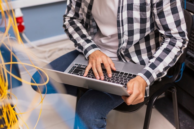 Kostenloses Foto person, die an einer hohen winkelsicht des laptops arbeitet