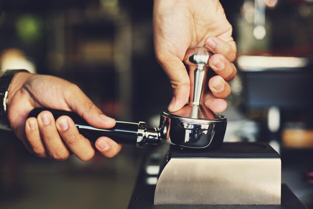 Person die Arbeit mit einer Kaffeemaschine