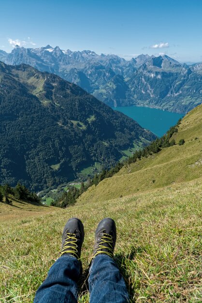 Person, die auf Gras sitzt