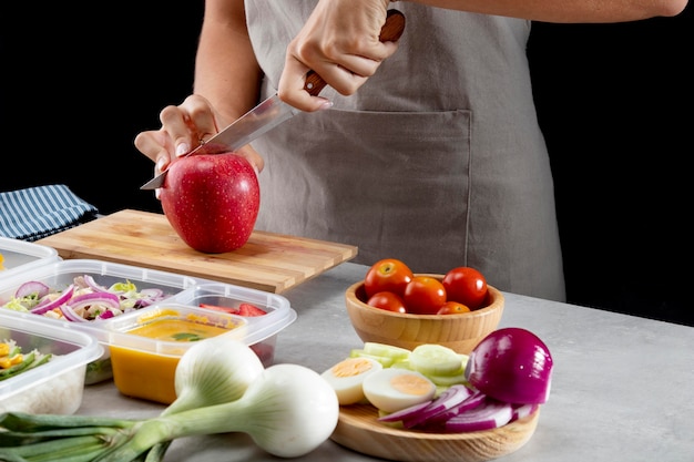 Person, die Batch-Kochen mit gesundem Essen praktiziert