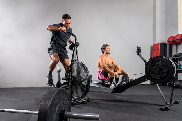 Kostenloses Foto person, die crossfit-training macht