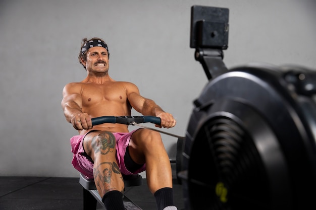 Kostenloses Foto person, die crossfit-training macht