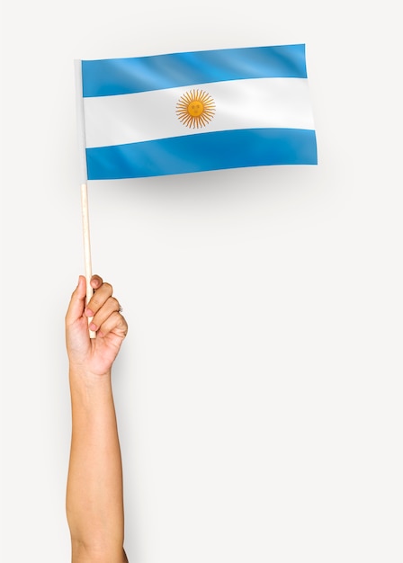 Person, die die Flagge der Argentinien-Republik wellenartig bewegt