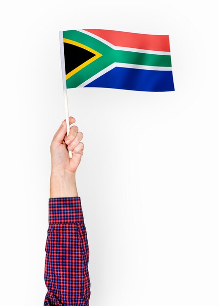 Person, die die Flagge der Republik von Südafrika wellenartig bewegt