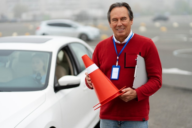 Kostenloses Foto person, die die führerscheinprüfung ablegt