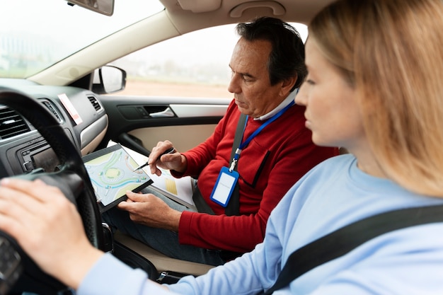 Kostenloses Foto person, die die führerscheinprüfung ablegt