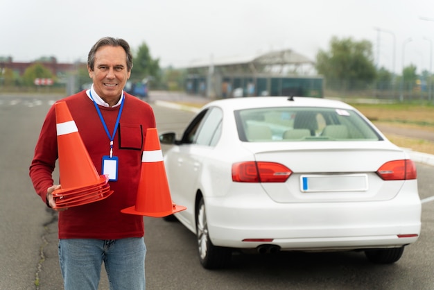 Person, die die Führerscheinprüfung ablegt