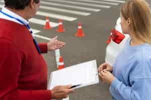 Kostenloses Foto person, die die führerscheinprüfung ablegt