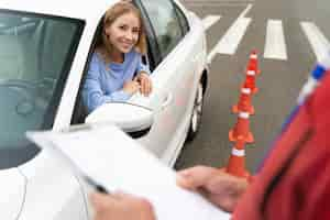 Kostenloses Foto person, die die führerscheinprüfung ablegt