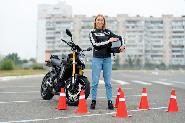 Kostenloses Foto person, die die führerscheinprüfung ablegt