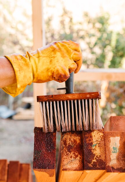 Person, die die Holzvorderansicht lackiert