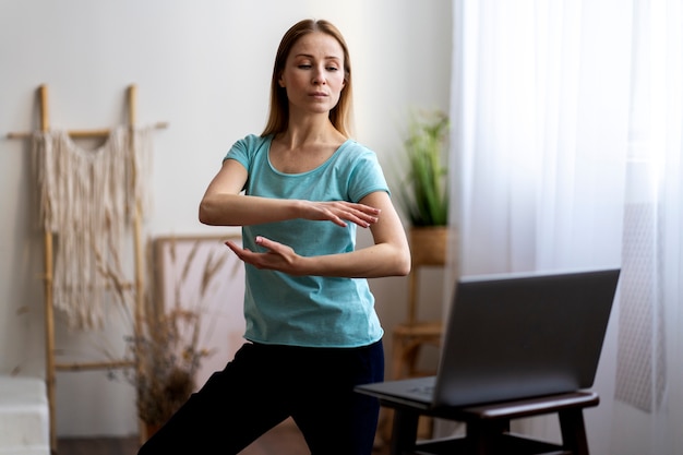 Kostenloses Foto person, die drinnen tai chi praktiziert