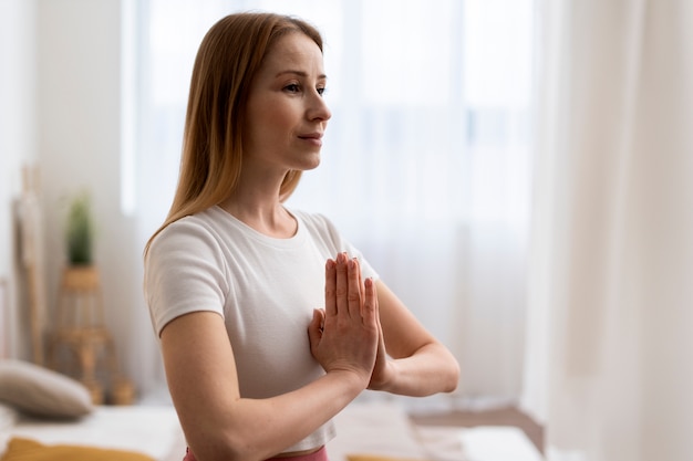 Kostenloses Foto person, die drinnen tai chi praktiziert