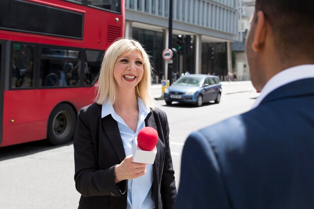 Person, die ein Interview führt