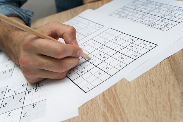 Person, die ein Sudoku-Spiel spielt