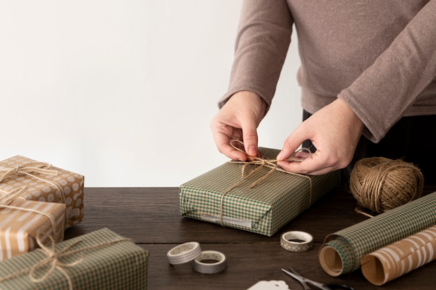 Person, die ein Weihnachtsgeschenk verpackt