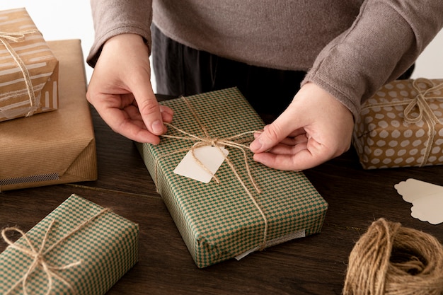 Person, die ein Weihnachtsgeschenk verpackt