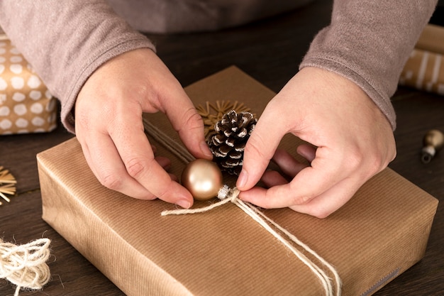 Person, die ein Weihnachtsgeschenk verpackt