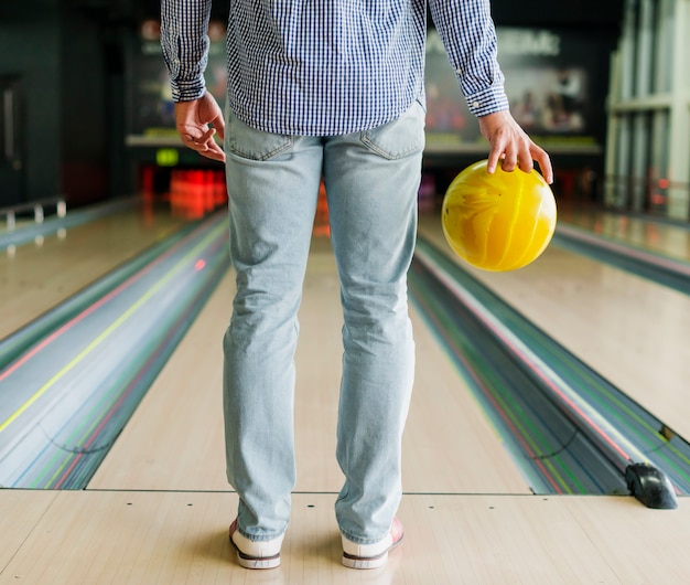 Person, die eine Bowlingkugel hält