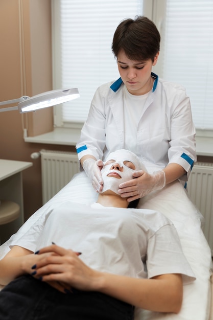 Person, die eine Microneedling-Schönheitsbehandlung erhält