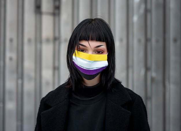 Kostenloses Foto person, die eine nicht binäre medizinische maske trägt