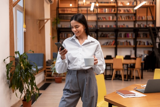 Person, die eine Pause von der Arbeit im Büro macht