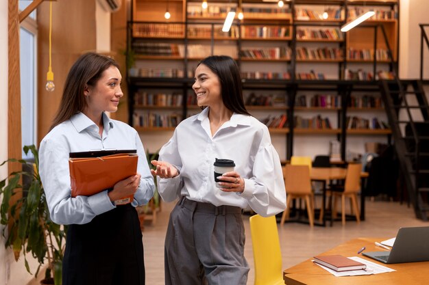 Person, die eine Pause von der Arbeit im Büro macht