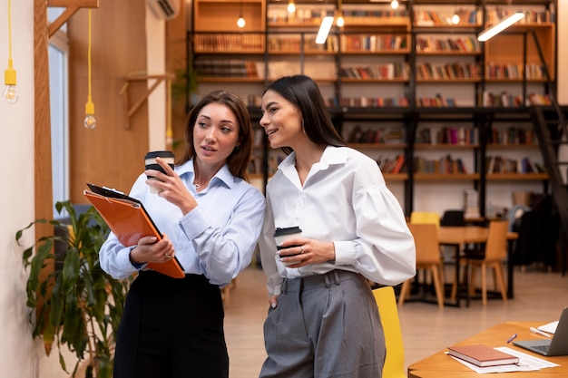 Person, die eine Pause von der Arbeit im Büro macht