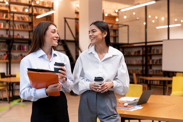 Person, die eine Pause von der Arbeit im Büro macht