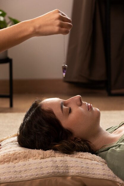 Person, die eine Reiki-Therapie durchführt