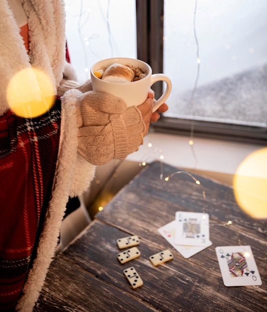 Person, die eine Tasse heiße Schokolade hält