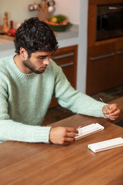 Kostenloses Foto person, die einen covid-test zu hause durchführt