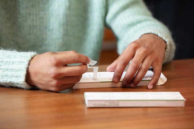 Kostenloses Foto person, die einen covid-test zu hause durchführt