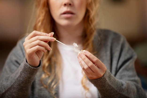 Kostenloses Foto person, die einen covid-test zu hause durchführt