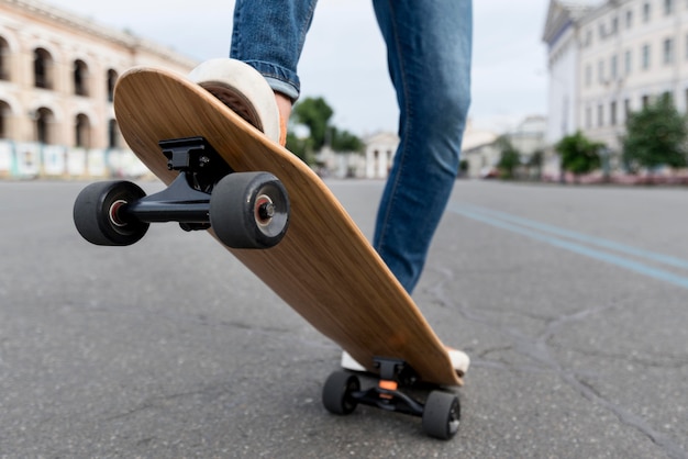 Kostenloses Foto person, die einen ollie auf skateboard macht