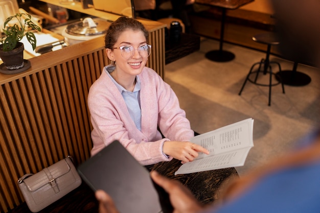 Kostenloses Foto person, die essen im restaurant bestellt